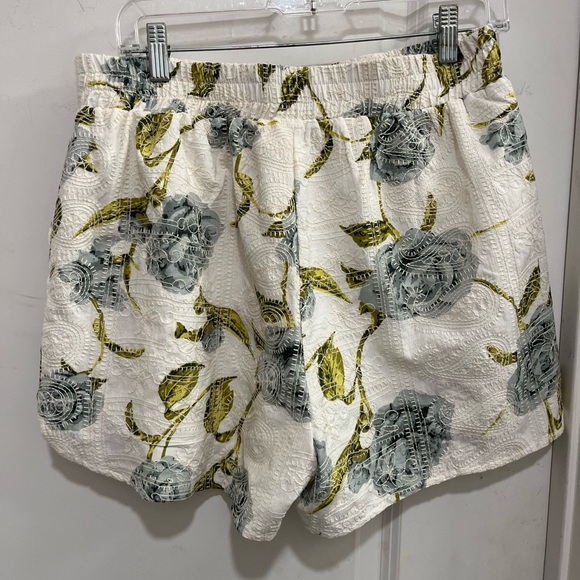 Entro High Waist Floral Shorts - Cream, Gray, Green - Picture 2 of 3